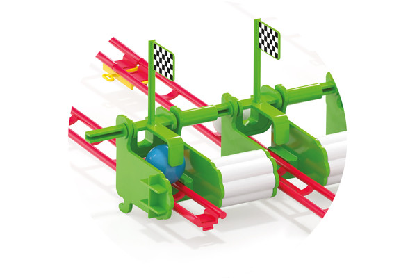 Finish vlag gaat omhoog bij binnenkomst.