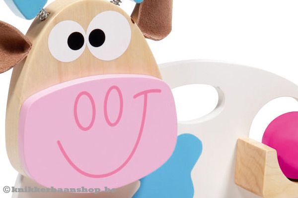 Hij lacht je tegemoet.