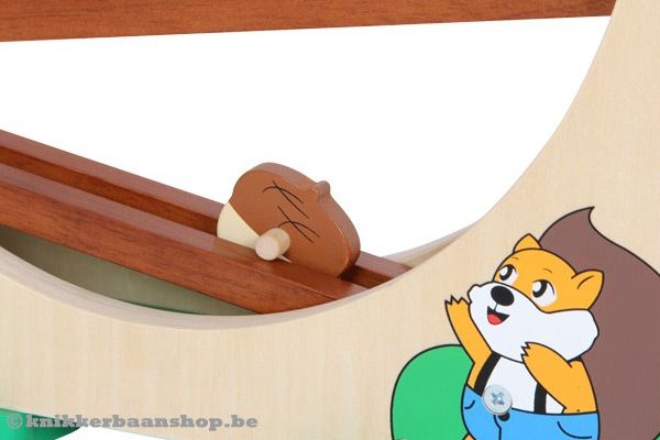 De eikels gaan razendsnel naar beneden.