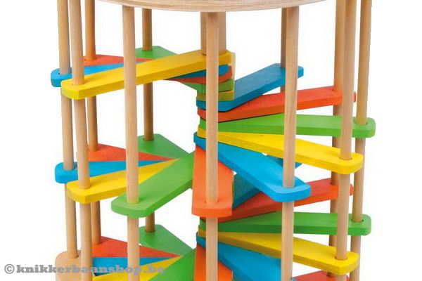 De kogels rollen over de gekleurde planken.